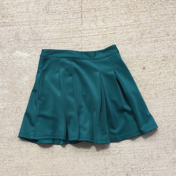 Pleated skirt. - Picture 1 of 2